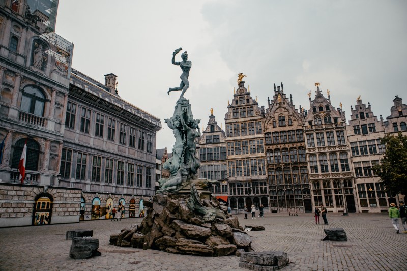 Antwerp - Kip Silvija Braba in velikanske roke